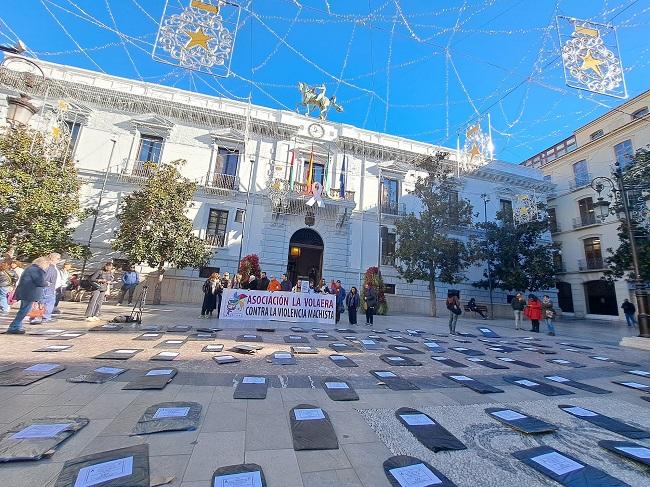 Los nombres de las víctimas, sobre lápidas de cartón negras, en la Plaza del Carmen.