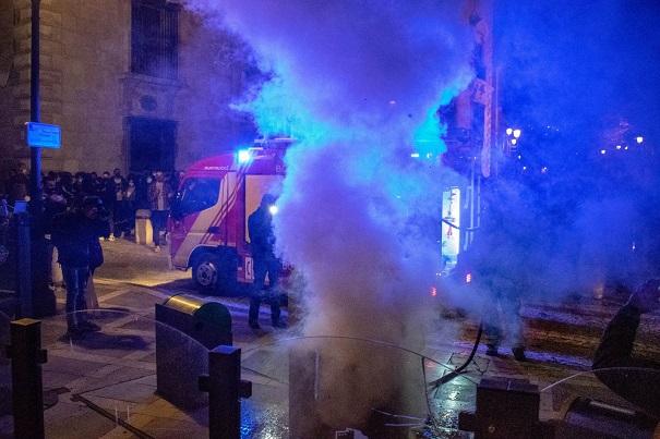 Imagen de un contenedor ardiendo en Plaza Nueva.