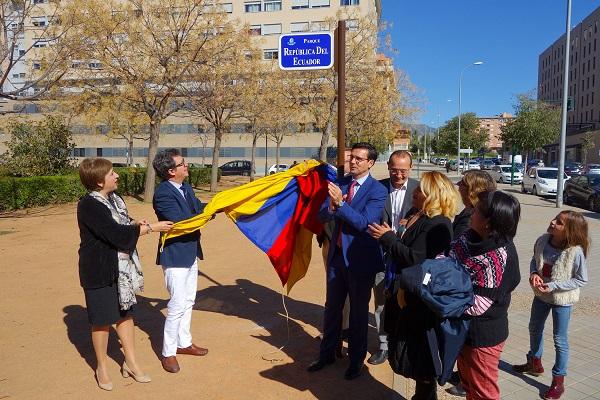 Inauguración de una placa conmemorativa en la Plaza República de Ecuador.