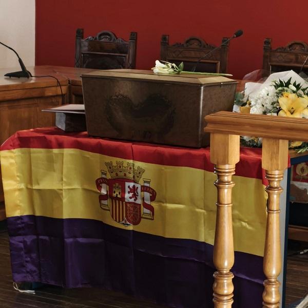 La urna con los restos de José Antonio Calero, en el salón de plenos del Ayuntamiento de Fuente Vaqueros, del que fue concejal.