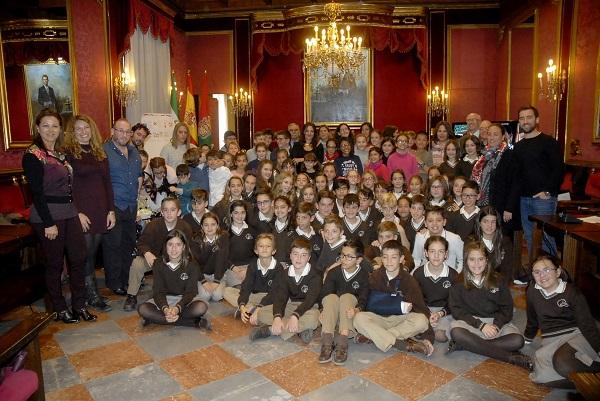 Los escolares al finalizar el pleno infantil. Los escolares al finalizar el pleno infantil.