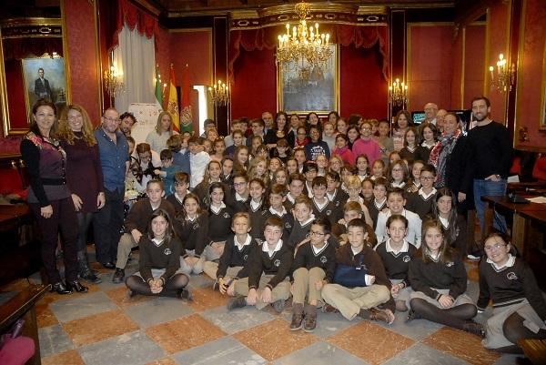 Los escolares al finalizar el pleno infantil.