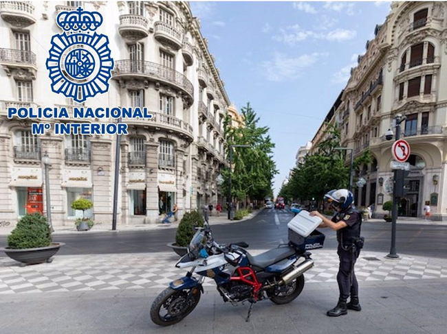 Patrulla policial en el centro de Granada.