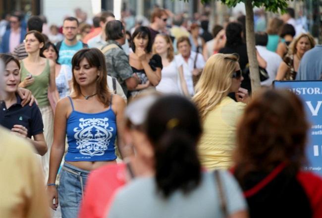 Foto de recurso de personas caminando en una calle.