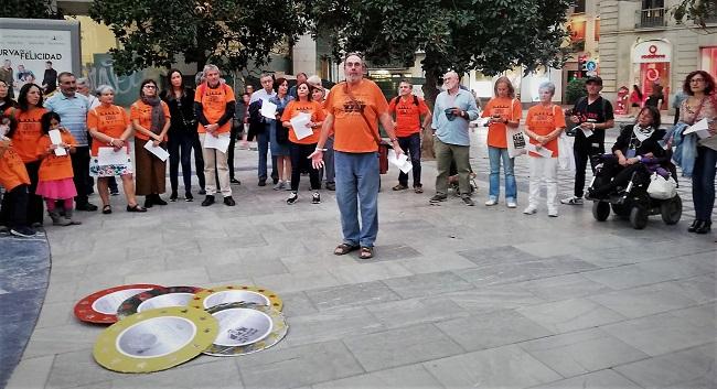 Concentración por la erradicación de la pobreza, este lunes en Granada.