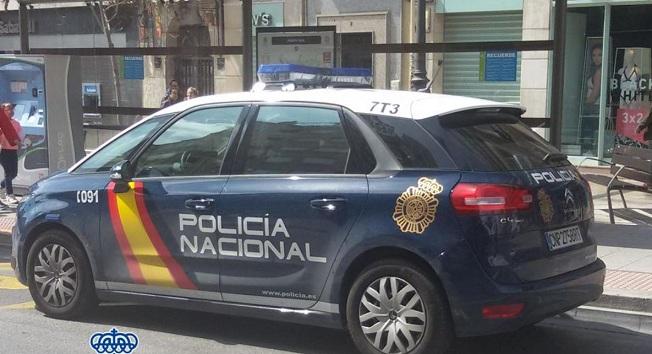 Coche policial por el centro Coche policial por el centro.