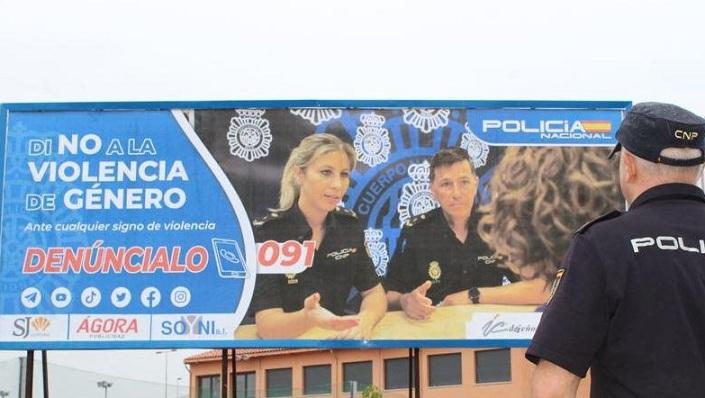 Uno de los mensajes policiales en vallas publicitarias. 