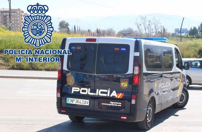 Furgón policial en La Chana. 