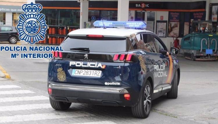 Un coche policial junto a la gasolinera de la Avenida de Dílar.