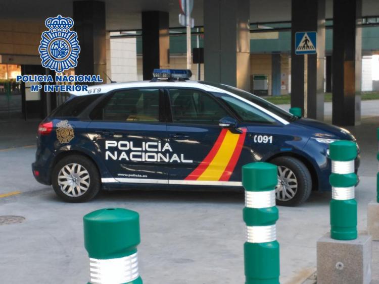 Coche policial en el Hospital del PTS. 