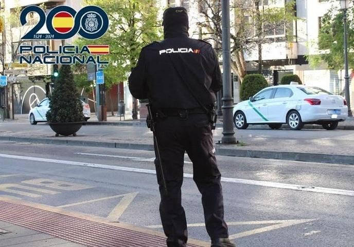 Un agente, frente a una parada de taxis del centro.