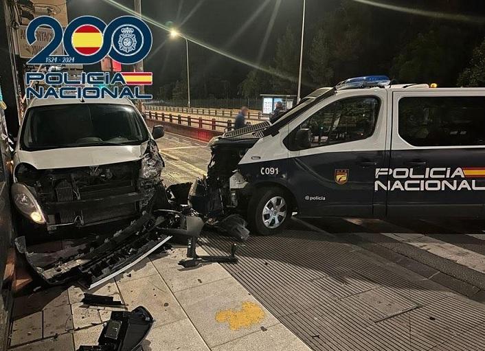 Furgoneta de los delincuentes, tras impactar con la de la Policía. 