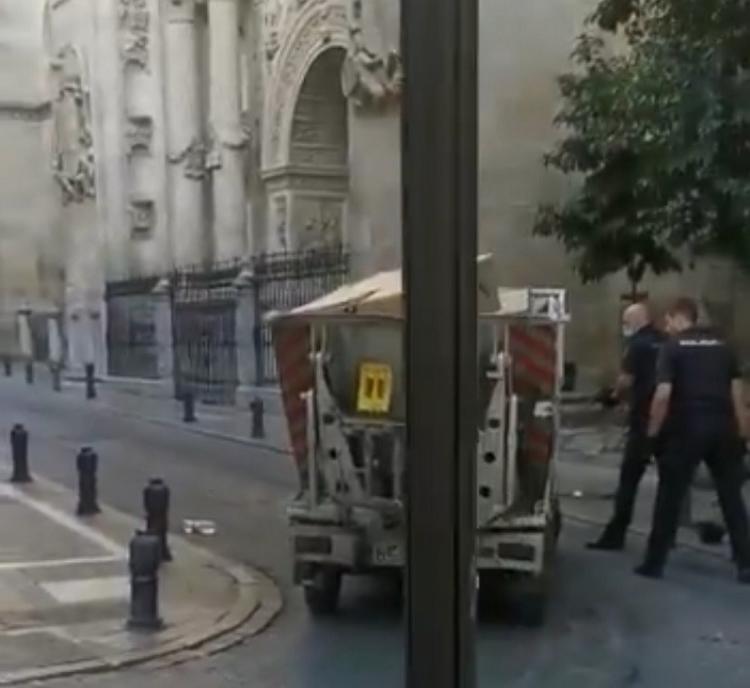 Los dos agentes, se protegen tras un vehículo de Inagra.