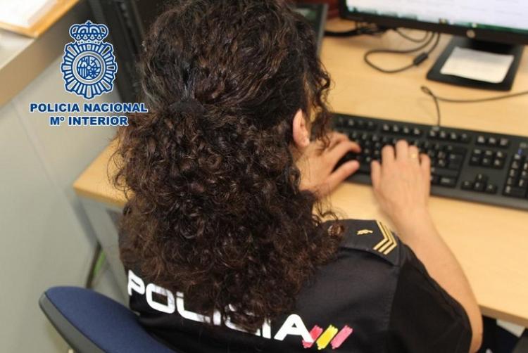 Una agente investiga en su despacho Una agente investiga en su despacho.