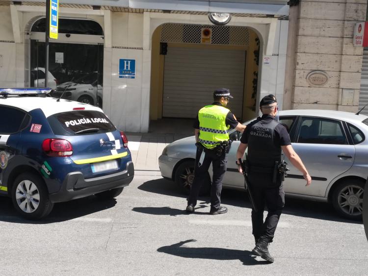 Imagen de archivo de un control de la Policía Local en Granada. 