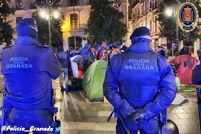 Agentes de la Policía Local supervisan el desalojo de la Plaza del Carmen.