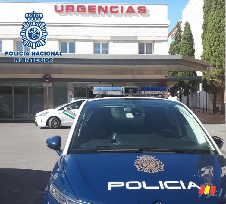 Vehículo policial en las Urgencias del Virgen de las Nieves.