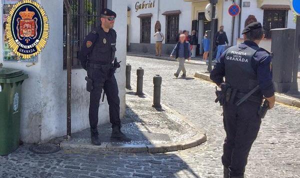 La presencia policial se incrementa en el Albaicín.