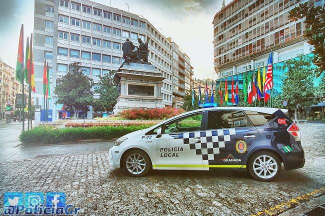 Un vehículo de la Policía Local en la Plaza Isabel La Católica, en una imagen de archivo.