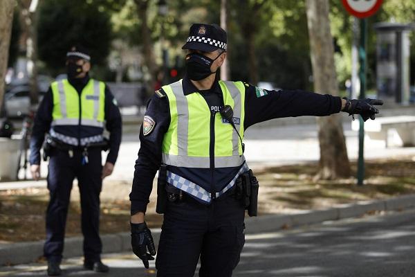 Agentes de la Policía Local de Granada en un control.