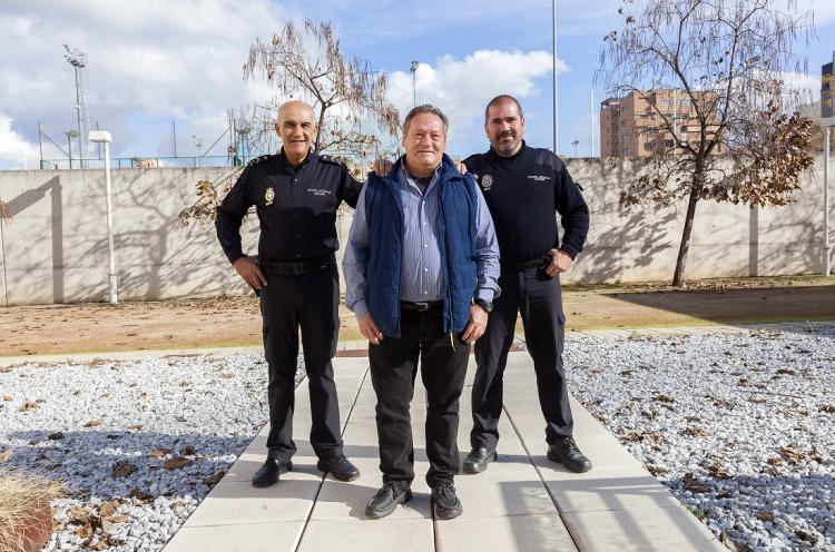 José Luis López Ortega flanqueado por Raúl Bailón Carrasco (derecha) y Ángel Ruiz Arias, en la Jefatura Superior de Policía.