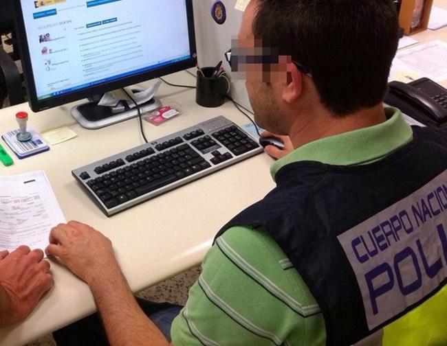 Policías investigadores de Extranjería.