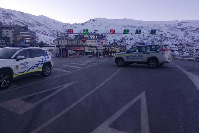 Policía Local de Monachil, en uno de los controles a la entrada a la estación.