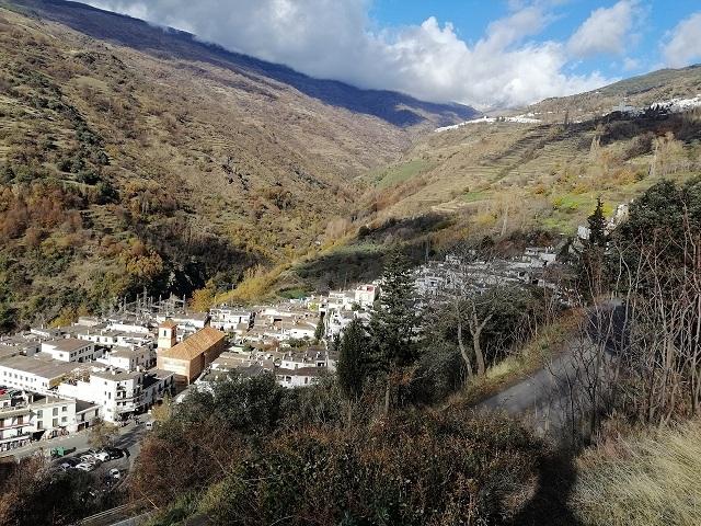 Vista de Pampaneira, con Bubión arriba a la derecha. 