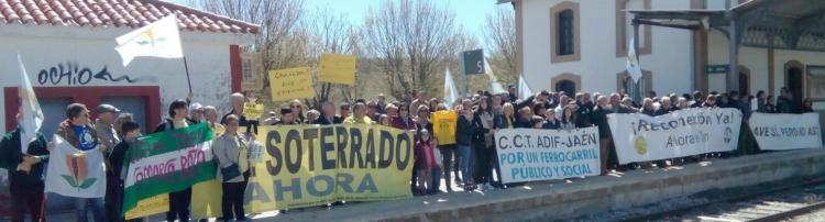 Concentrados en la estación de Moreda , a la espera del talgo Almería-Madrid.