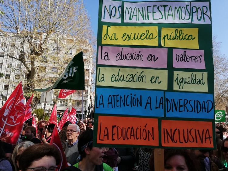 Una pancarta explicativa de la jornada de movilización en la enseñanza pública.