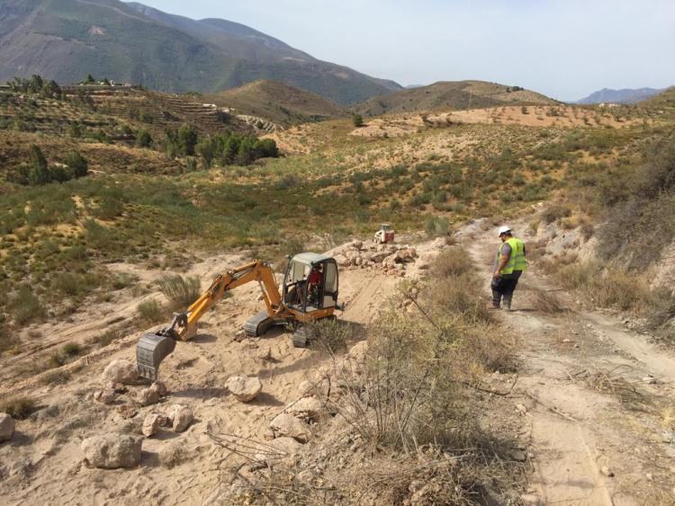 Una retroexcavadora proseguía los trabajos en el paraje.