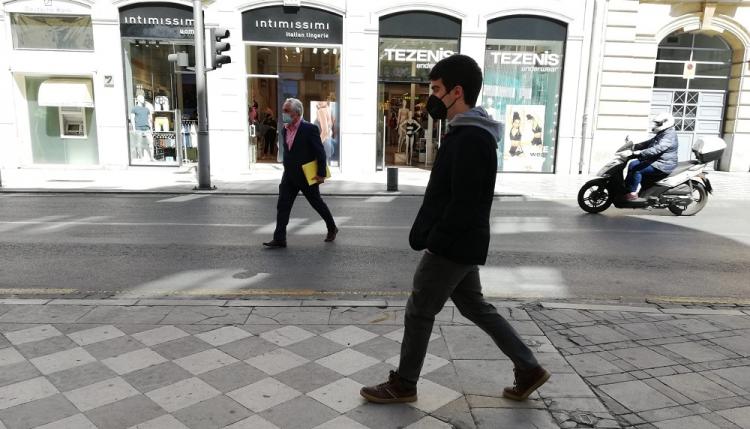 Un joven pasea por Recogidas con mascarilla.