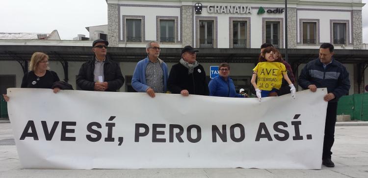 Representantes de la Marea Amarilla en el acto simbólico celebrado este miércoles a las puertas de la estación de trenes.