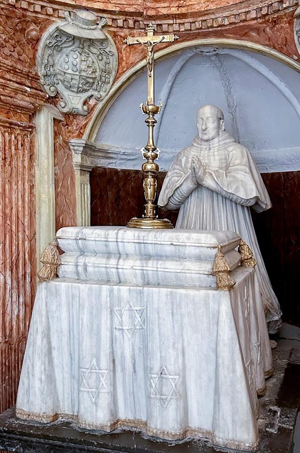 Tumba de Pedro de Castro en su iglesia del Sacromonte. Debajo del bulto se encuentra la cripta con los cadáveres de él y su familia.