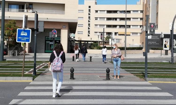 Paseantes por la zona del PTS.