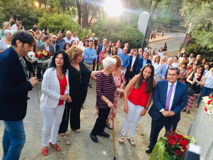 Ofrenda floral ante el monolito a Lorca y a todas las víctimas de la Guerra Civil, en el Parque de Alfacar. Ofrenda floral ante el monolito a Lorca y a todas las víctimas de la Guerra Civil, en el Parque de Alfacar.