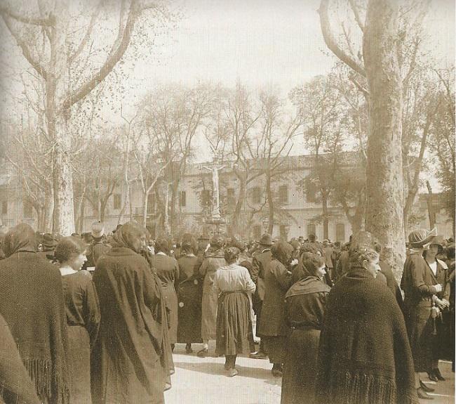 1915. Rezo ante el Cristo de los Favores.