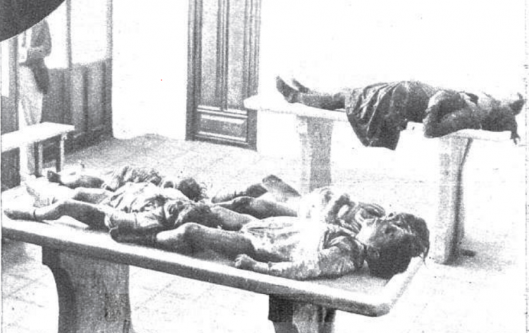 Los cadáveres de la madre y los cinco niños en el depósito forense en espera de la autopsia del doctor Julio Olóriz.