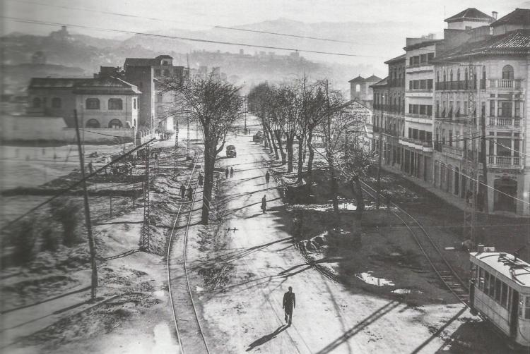 Invierno de los años 50. Imagen tomada desde la Venta la Caleta. Se ve un desordenado Bulevar, con los tranvías por los laterales y un solo coche por el camino central. Era la arteria que unía los tranvías del Sur con los del Norte de la Vega y las cocheras. 