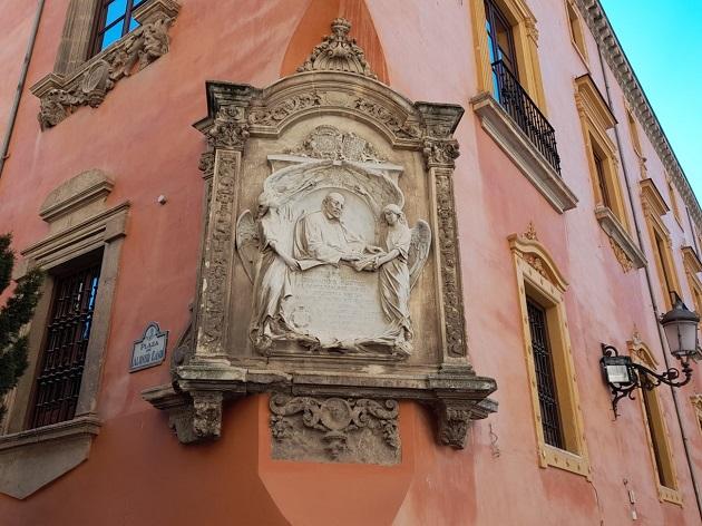 Placa en recuerdo del Padre Suárez S. J., en la esquina de la Curia.