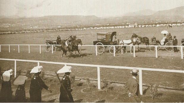Dos caballos se disputan el premio en la carrera del Corpus 1913.