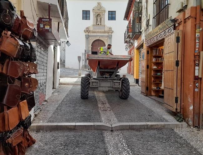 Uno de los dumper subiendo y bajando por la Calderería cargado de hormigón.