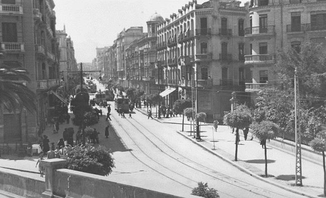 Seis tranvías circulan por la Gran Vía en la década de los años treinta. Las vías centrales permanecen bajo el asfalto.