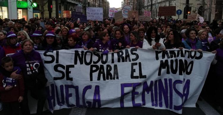 Cabecera de la masiva manifestación en Granada.