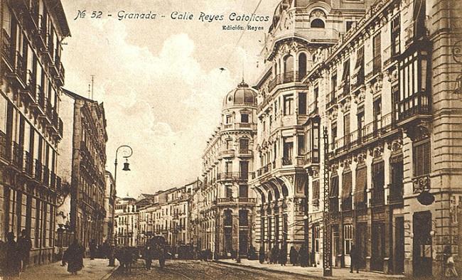 Edificio que derrumbó Telefónica en 1927 (primero por la derecha) para construir su primera central en Granada. 