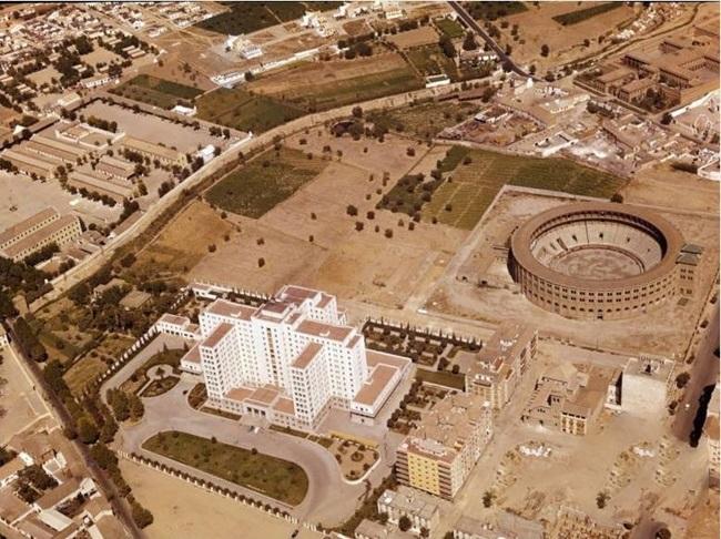 1956. El Ruiz de Alda estaba de estreno. Los bloques de pisos empiezan a subir a la derecha. A la izquierda todavía subsiste la Casería de San Luis (actual Maternal). Se ven los Mondragones intactos. El barrio de los Doctores no ha aparecido. En la carretera de Jaén todavía está libre el solar de Traumatología; se ven cuevas en un Beiro sin embovedar. La Cárcel está completa; frente a ella está siendo derruida la prisión de la Campana. Aparece una esquina del campo de Los Cármenes.