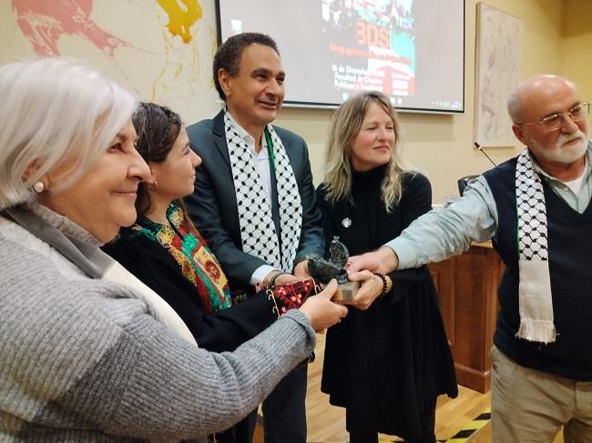 Amaranta Cano, con los premiados, y Carmen Caballos y Paco Vigueras.