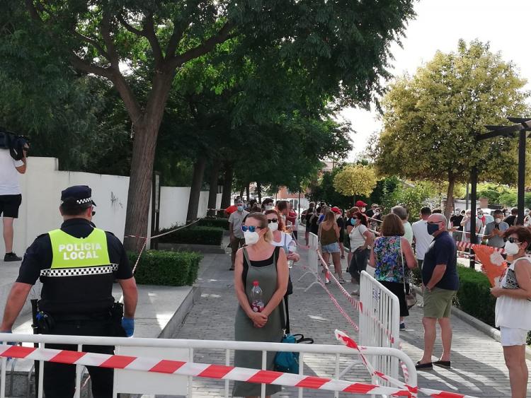 Las colas se prolongaron durante varias horas. Las colas se prolongaron durante varias horas.