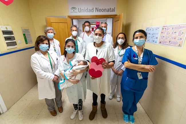 Equipo del Hospital Virgen de las Nieves que atendió a Noé, con su madre y su abuela.