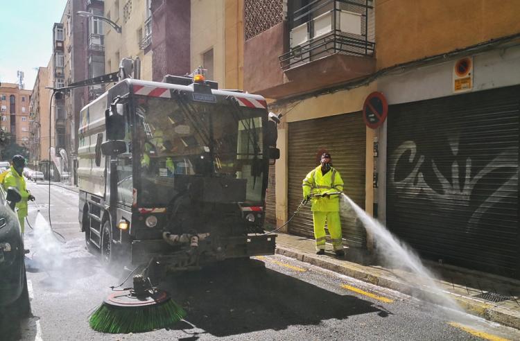 Operarios de limpieza intervienen en una calle de Granada capital.